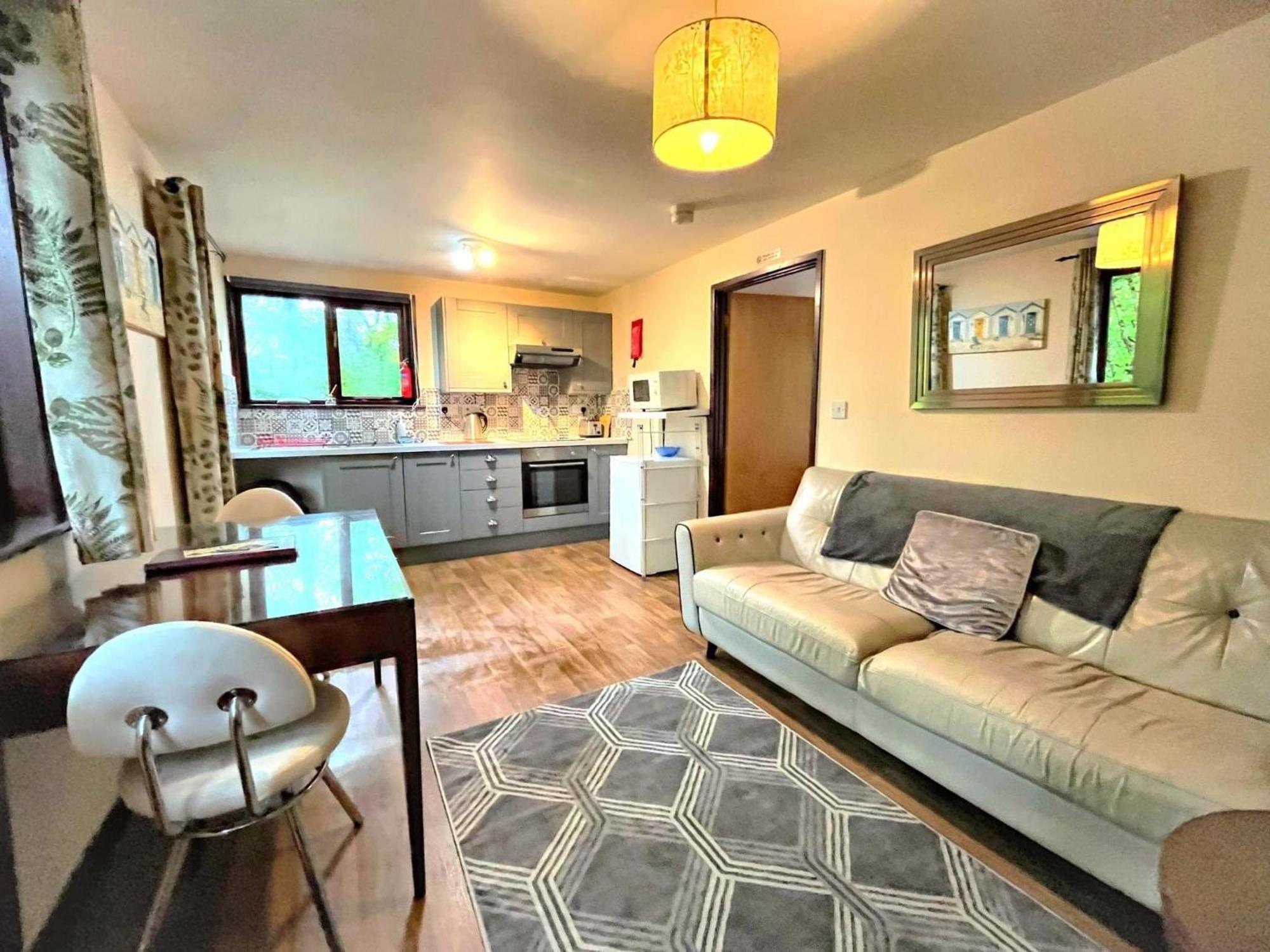 Wren 8-Hot Tub-Woodland Lodges-St Clears-Carmarthen-Tenby Exterior photo